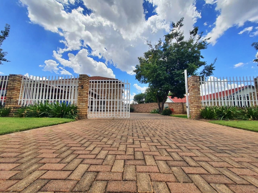 4 Bedroom Property for Sale in Miederpark North West